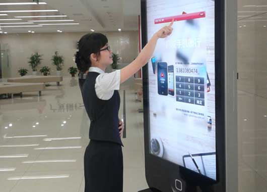 觸摸一體機(jī)在銀行領(lǐng)域的應(yīng)用場(chǎng)景