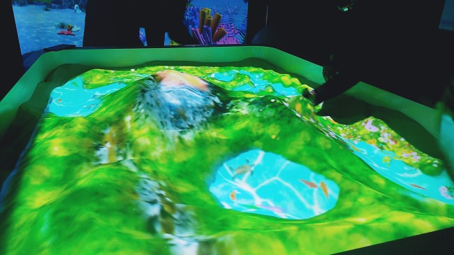 投影互動(dòng)沙池-互動(dòng)沙桌-魔幻沙桌-投影互動(dòng)沙桌-蘇州好奇數(shù)字科技有限公司