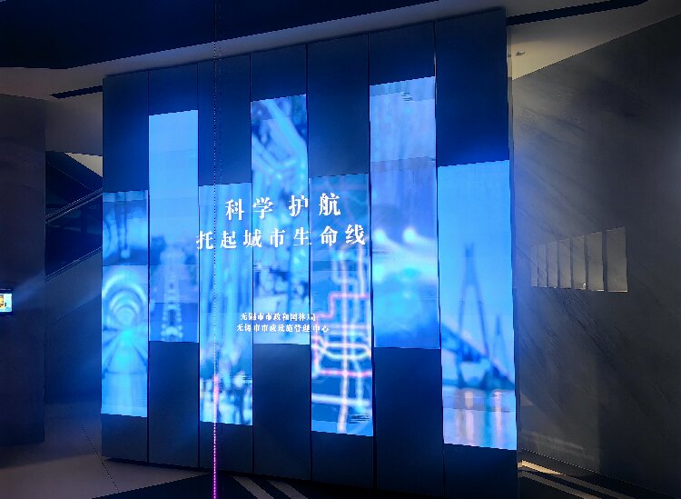 多屏聯(lián)動機械旋轉柱滑軌屏：創(chuàng)新展示技術的革命性進步-好奇數(shù)字科技